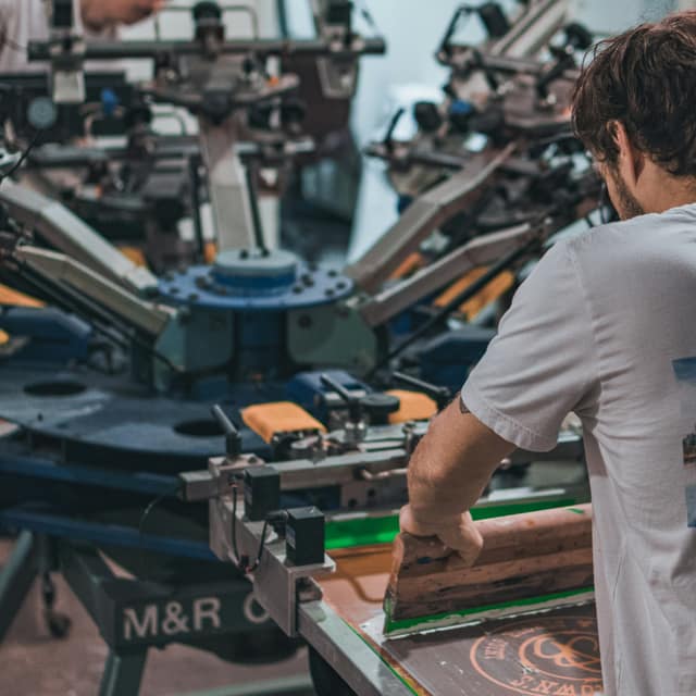 Impression sérigraphique sur carrousel à l'atelier