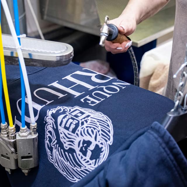 Sweat bleu marine avec un motif imprimé en blanc
