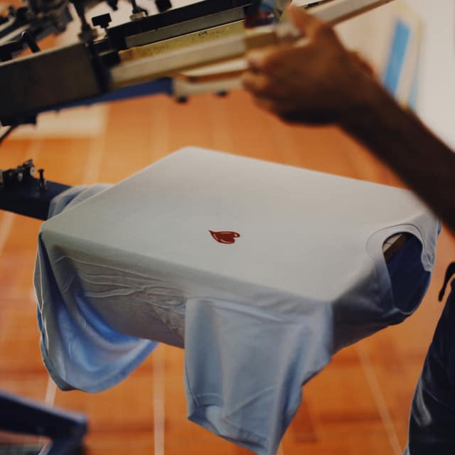 T-shirt bleu clair sur le plateau d'impression