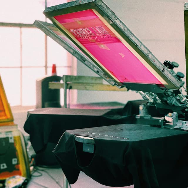 Écran d'impression rose au-dessus d'un t-shirt noir